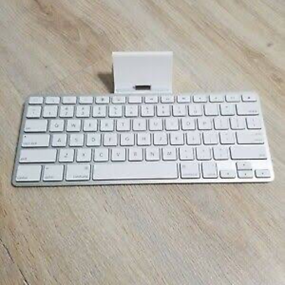 Apple 30-Pin Keyboard – Fully Working – Great Condition
